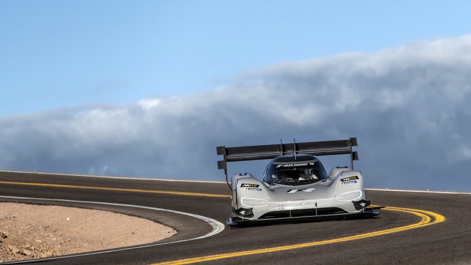 سيارة فولكس فاجن المميزة وخدمة ليموزين مطار برج العرب