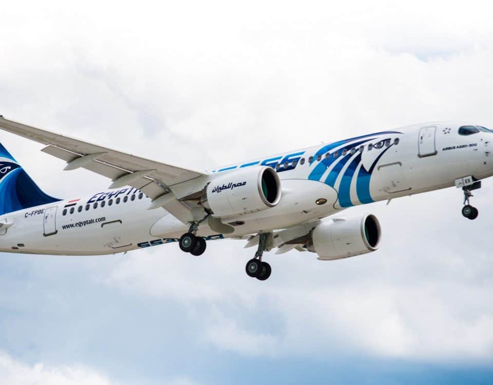 ليموزين مطار القاهرة الدولي وطائرة إيرباص المميزة