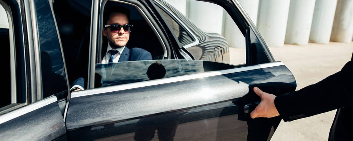 6 أسباب لاختيار شركة ليموزين مطار بدلًا من تطبيقات الهاتف