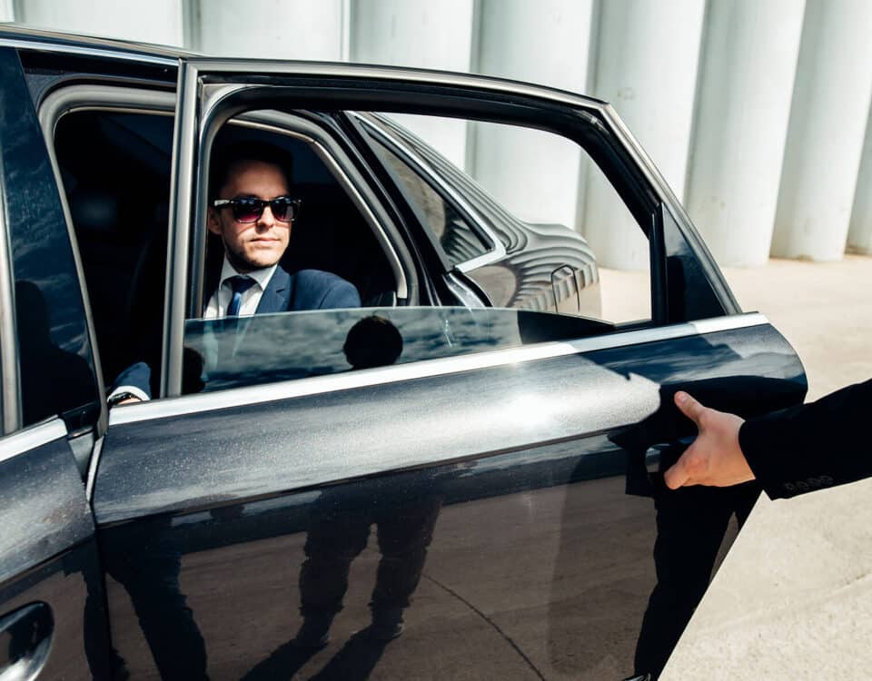 6 أسباب لاختيار شركة ليموزين مطار بدلًا من تطبيقات الهاتف