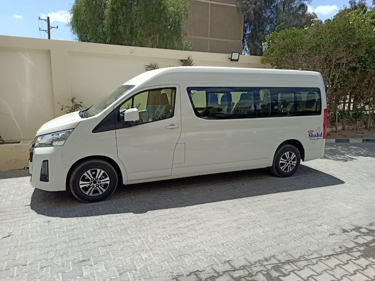 أحدث السيارات وأمهر السائقين ودقة النسور مع إيجيل رود ليموزين اوصل بسرعة النسر، ودقة النسر